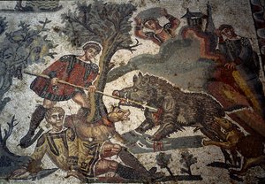 En jæger sår angreb af en orne, en af hans ledsagere afviser dyret med sit spyd, detalje af "Det lille jagtselskab", 315-350 af Roman