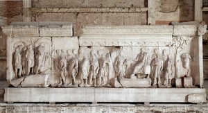 Anaglyph (eller flere) af Trajan, der gengiver kejser Trajans (Traianus eller Traiano) fakta (117-120): en scene for velgørenhed af kejseren for fattige børn og forældreløse børn. Prægede marmorstrømper. Svag. 521x16 cm Rom, Foro Romano (romersk forum), Cu af Roman