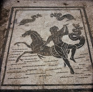 Gamle Ostia (Ostia). Place des Corporations. Mosaik af Sabratha Seafarers Corporation. En nymfe og en marinehest. af Roman