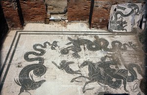 Gamle Ostia (Ostia). Place des Corporations. Mosaik af Sabratha Seafarers Corporation. Neptuns bade. af Roman