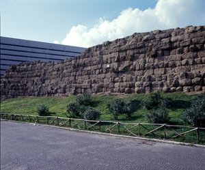 Antikkens Rom, arkaisk periode: udsigt over ruinerne af den serbiske mur (vægmaleri serbisk), første indhegning af byen Rom, bygget søster kong Servius Tullius. 6. århundrede f.Kr. Italien af Roman