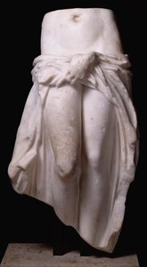 Afrodite holder sine tøj, fra Tripoli, ca. 370-24 f.Kr. (marmor) af Roman