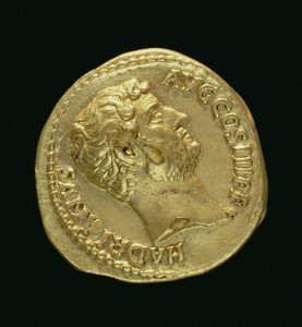 Aureus (forsiden) af Hadrianus (117-138 e.Kr.) med barhovedet. (guld) Indskrift: HADRIANVS AVGUSTVS (for bagside se 119153)