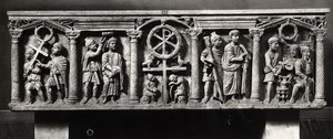 Kristen sarkofag dekoreret med scener af Kristi lidenskab inklusive arrestationen og Kristus før Pontius Pilatus, fra katakomberne i St. Domitilla (marmor) (s/h foto) af Roman