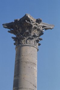Søjle med korintisk hovedstad fra nymfæet, romersk, 2. århundrede af Roman