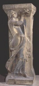 Dekoreret stensøjle med en bacchante, der spiller på en dobbeltfløjte, kopi af en hellenistisk original fra Thessalonika af Roman