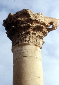 Detalje af en korintisk søjle og hovedstad, romersk, 2. århundrede (foto) af Roman