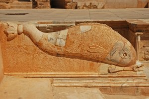 Delfinudskæring, basrelief på det romerske teaters proscenium, Sabratha, Libyen, 2. århundrede e.Kr. af Roman