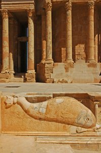 Delfinudskæring foran scenen, Sabratha, Libyen, ca. 190 e.Kr af Roman
