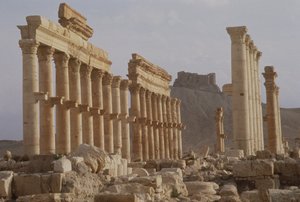 Den tidligste del af søjlegaden, der danner byens hovedakse, fører til Qalaat Ibn Maan, et arabisk slot fra det 17. århundrede, bygget i første halvdel af det 2. århundrede af Roman