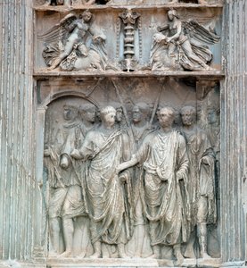 Kejser Trajan (Traianus eller Traiano) (53-120) går til forummet, da han vendte tilbage fra Tyskland i 99 e.Kr. af Praefectus Urbis, præfekt i Rom. Lav lindring. Benevento, Arco Traianeo ©Luisa Ricciarini/Leemage af Roman
