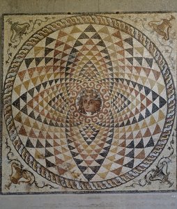 Geometrisk mosaik med Dionysos i midten afdækket i romersk villa i Korinth, Grækenland, romersk civilisation, anden halvdel af det 2. til begyndelsen af det 3. århundrede e.Kr (mosaik) af Roman