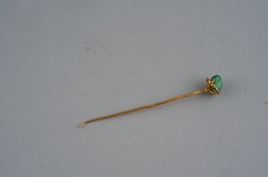 Hårnål (guld og smaragd) af Roman