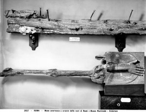 Hånd af Averrunca og årefragmenter fundet under udgravningen af de romerske skibe ved Nemi-søen af Roman