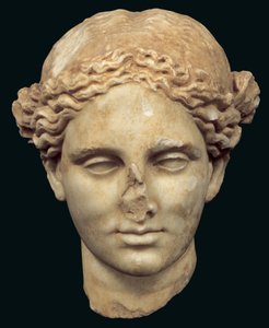 Hovedet af Apollo Sauroktonos (firbendræberen) kopi af en græsk bronze fra det 4. århundrede af Praxiteles, fundet i Kifissia (marmor) af Roman