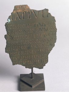 Lex Tappula, fragment af satirisk lov udarbejdet af selskabelig kreds fra Vercelli, parodi skrevet i samme form som romerske folkeafstemningslove, der udgør en del af leges conviviales, som blev overleveret af Festo, bronze, romersk civilisation af Roman