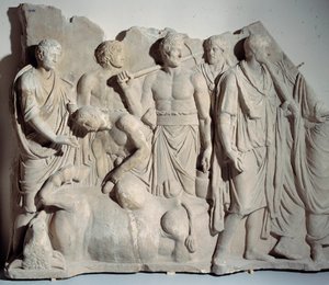 Marmorrelief fra Forum Trajan: scene for haruspice (devin etrusque), der konsulterer en tyrs indvolde med præst og liktorer. Svag. 0,6x2 m. omkring 120 e.Kr. Paris, Louvre-museet af Roman