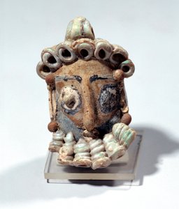 Orientalsk antikvitet: amulet i form af et mandligt hoved fundet i en grav i Kartago. Punisk periode, lakeret jord. 400-300 f.Kr. Paris, Louvre-museet af Roman