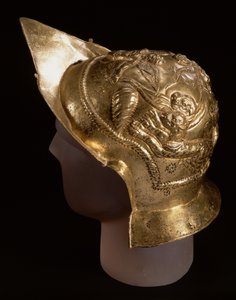 Paradehjelm, der forestiller amoriner i et stridsvognsvæddeløb, fra det romerske sted i Newstead, Melrose, sent i det 1. århundrede e.Kr. (messing) af Roman