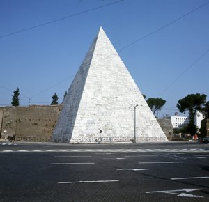 Pyramiden af Cestius, Rom af Roman