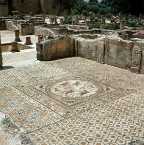 Rester af mosaikkerne i den romerske by af Roman