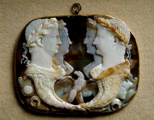 Romersk kunst: Onyx camee (Gemma Claudia) dekorerer repræsentationer af kejserparret Claude (Tiberius Claudius Drusus) (10 f.Kr.-54 e.Kr.) og hans kone Agripin den Unge (15-59 e.Kr.) (Agrippina minor) (til venstre) og Caius Julius Cæsar dit Germanicus (15  af Roman