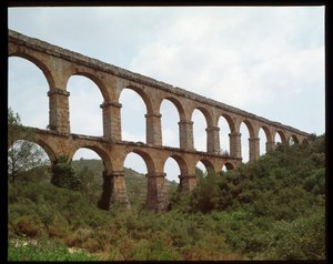Romersk kunst: udsigt over akvædukten i Tarragona (akvædukten af ​​Ferreres eller Pont du Diable) 1. århundrede, Spanien (romersk kunst: udsigt over den romerske akvædukt Pont de les Ferreres (Pont del Diable) Tarragona, Spanien) af Roman