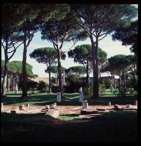 Romersk kunst: udsigt over ruinerne af det arkæologiske område macellum (Marche-pladsen) i Ostia af Roman
