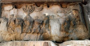 Romersk kunst: "" Triumfkortege af alliancens ark med Menorah eller Menora (lysestage med 7 grene)"" Relief fra det 1. århundrede. Titusbuen, Foro Romano (romersk forum), Rom af Roman