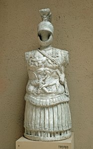 Romersk kunst: Trofæ af våben i form af paraderustning af romersk soldat fra det 1. århundrede f.Kr. Rom, museo della civilta romana af Roman