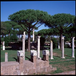 Romersk kunst: udsigt over ruinerne af Ceres-templet, det arkæologiske sted i Ostia af Roman