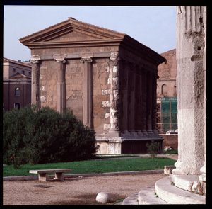 Romersk kunst: udsigt over ruinerne af Portunus-templet (tempel for mandig formue), arkæologisk sted for Boarium Forum, 70-80 e.Kr., Rom, Italien (romersk kunst: udsigt over Temple of Fortuna Virilis (Portunus) Rom, Italien) Fotografi af Roman