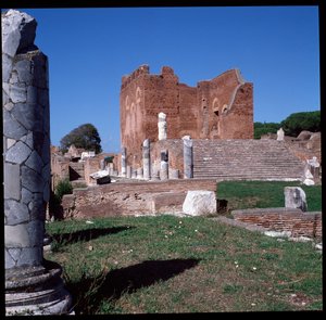 Romersk kunst: udsigt over ruinerne af hovedstaden, det arkæologiske sted i Ostia af Roman
