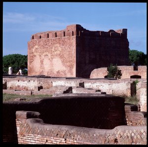 Romersk kunst: udsigt over ruinerne af hovedstaden, det arkæologiske sted i Ostia af Roman