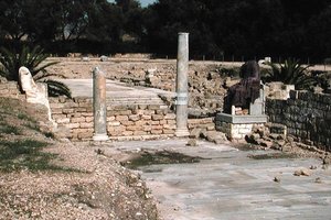 Ruiner af en gade med to statuer af Roman