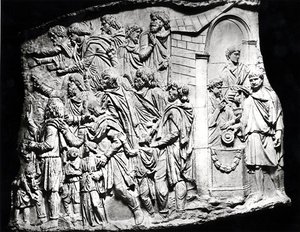 Ofrelsesscene, afstøbning fra Trajanssøjlen, 113 e.Kr. (gips) (s/h-foto) af Roman