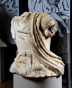 Skulpteret torso af en kavalerist menes at være en kopi af en original bronzestatue af Alexander den Store, ca. 75-25 f.Kr. (marmor) (se også 371174) af Roman