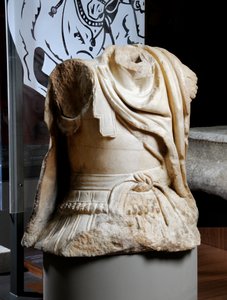 Skulpteret torso af en kavalerist menes at være en kopi af en original bronzestatue af Alexander den Store, ca. 75-25 f.Kr. (marmor) (se også 371175) af Roman