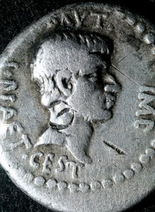 Sølvmønt med billede af Marcus Junius Brutus (83-42 f.Kr.) romersk senator af Roman