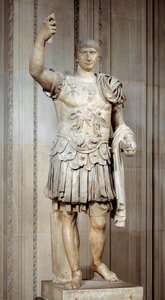 Statue af den romerske kejser Trajan (Marcus Ulpius Traianus eller Traiano) (53-117 e.Kr.) stående, slagskib. Omkring 108 e.Kr. Søn 2 m Paris, Louvre-museet af Roman