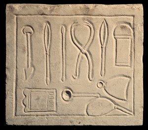 Kirurgiske instrumenter (relief af Roman