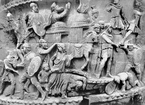 Kejseren ankommer til en landsby, mens den bliver plyndret, detaljer fra kolonnen af Marcus Aurelius, AD 180-196 (marmor) (s/h foto) af Roman