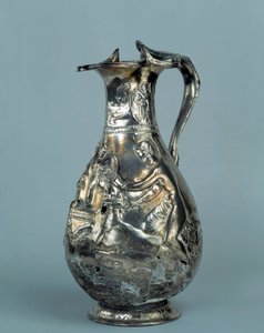 Tresor de Boscoreale: akvamarin: På halsen: to åndsvinger, der vander griffiner. På maven: to sejre ofrer en tyr på hver side af et alter, der bærer Palladion, Athenas emblem. Slutningen af det 1. århundrede f.Kr.- 1. århundrede e.Kr. Søn 0,24 m. P af Roman