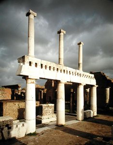 Udsigt over forummets portik af Roman