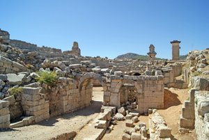 Udsigt gennem den hvælvede indgang til Xanthos-teatret ind i orkestergraven, der viser søjle og Harpy-grav, Xanthos, Tyrkiet (foto) af Roman