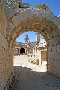 Udsigt gennem den hvælvede indgang til Xanthos-teatret ind i orkestergraven, der viser søjle og Harpy-grav, Xanthos, Tyrkiet (foto) af Roman
