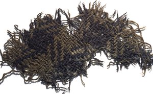 Uldstoffragment med enkelt ternet design, fra mundingen af en krukke indeholdende en skat af romerske mønter, fra Falkirk, ca. 230 e.Kr. (uld) af Roman