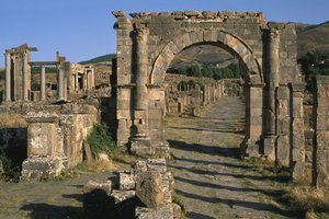 Kort, bue og Venus tempel (til venstre), højkejsertid (27 f.Kr.-395 e.Kr.) af Roman Imperial Period