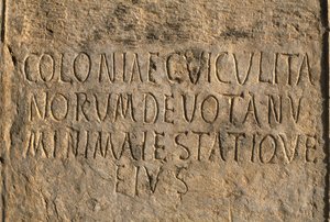 Latinsk inskription med navnet på kolonien Cuicul, højkejsertid (27 f.Kr.-395 e.Kr.) af Roman Imperial Period