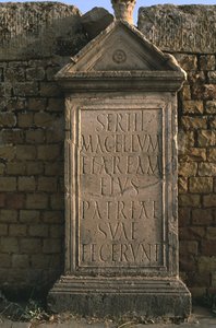 Stela med en indskrift på Sertius Marked Høj kejserlig periode (27 f.Kr.-395 e.Kr.) af Roman Imperial Period